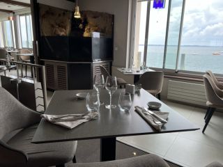 Salle de restaurant vue mer