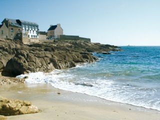 Sur son rocher, face à la mer