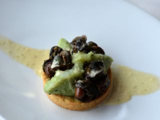 Escargots de l'Ile de Groix, sablé breton, purée à l'ail et au persil