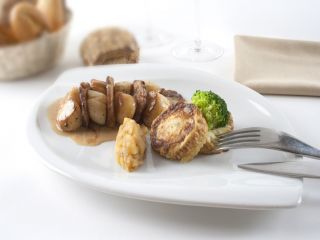 Duo de St Jacques et ris de veau aux pommes et au jus de truffes