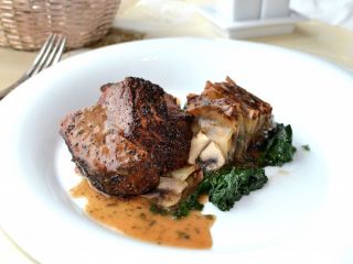 Filet de boeuf au paprika et au pavot, galettes de pommes de terres et champignons