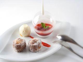 Gaspacho aux fraises, beignets vanille