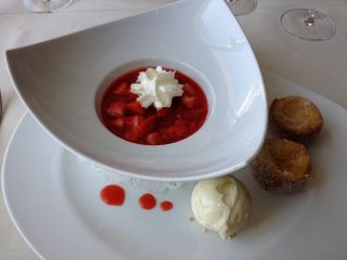 Gaspacho de fraises, beignets vanille