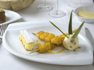 Brochette d'ananas rôti, millefeuille de chocolat blanc - coco